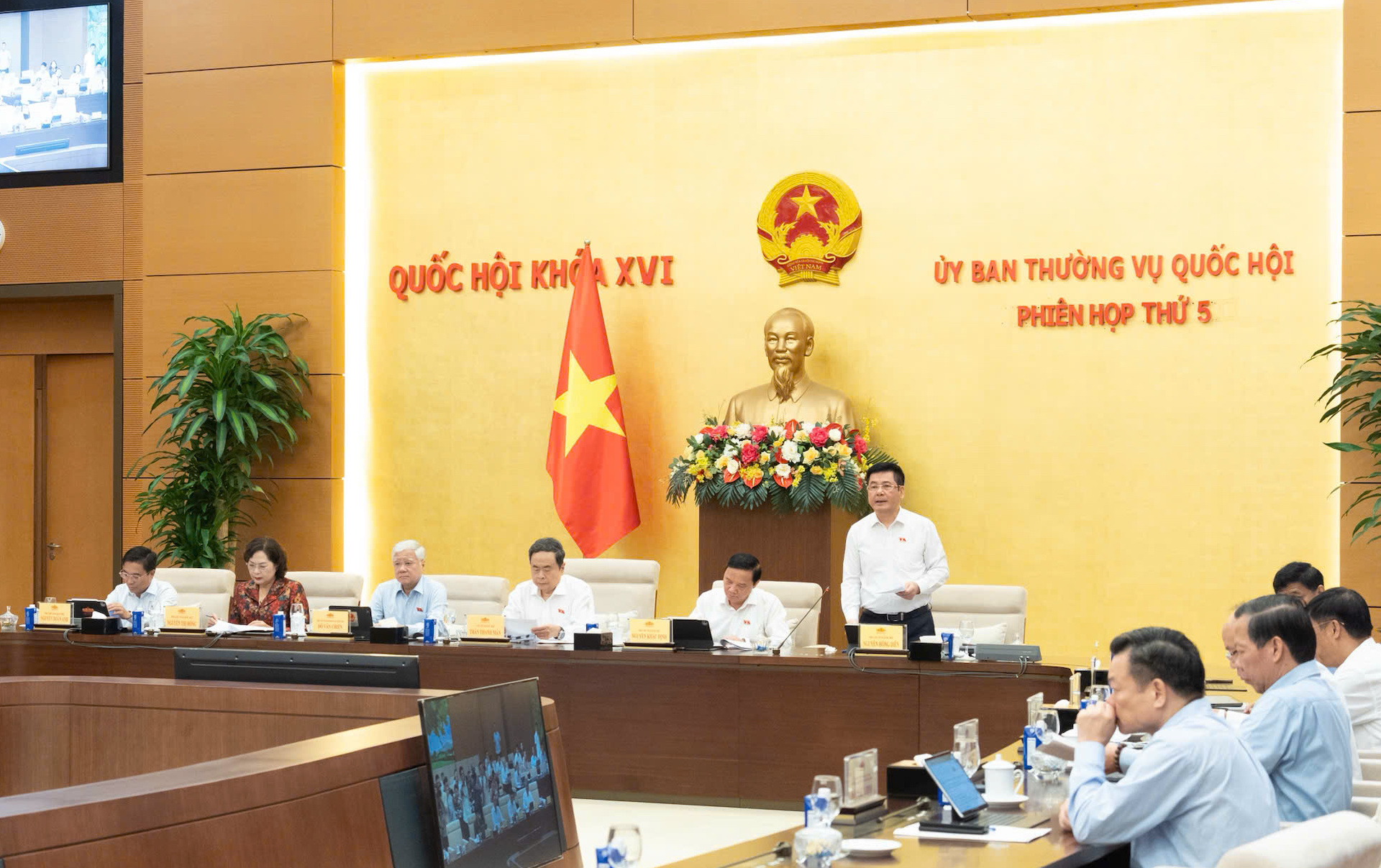 Ủy ban Thường vụ Quốc hội: Hạn chế tối đa can thiệp vào quyền tự do kinh doanh